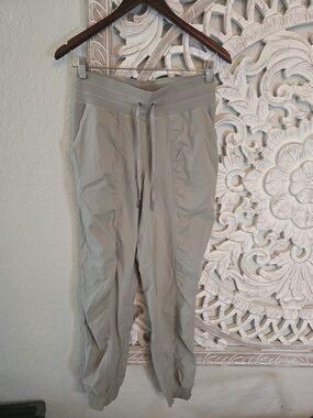 Lululemon Women's Dance Studio Mid Rise Joggers 6 Athleisure